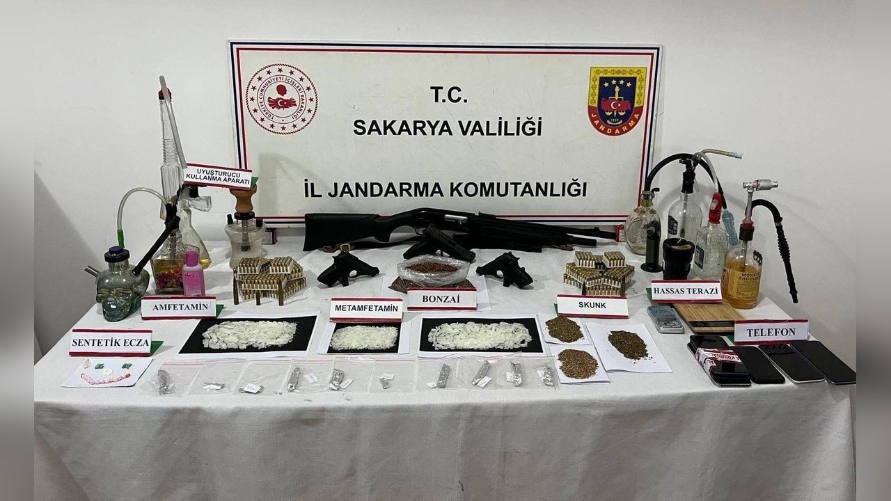 Sakarya'da Uyuşturucu ve Silah Kaçakçılarına Operasyon: 2 Tutuklama