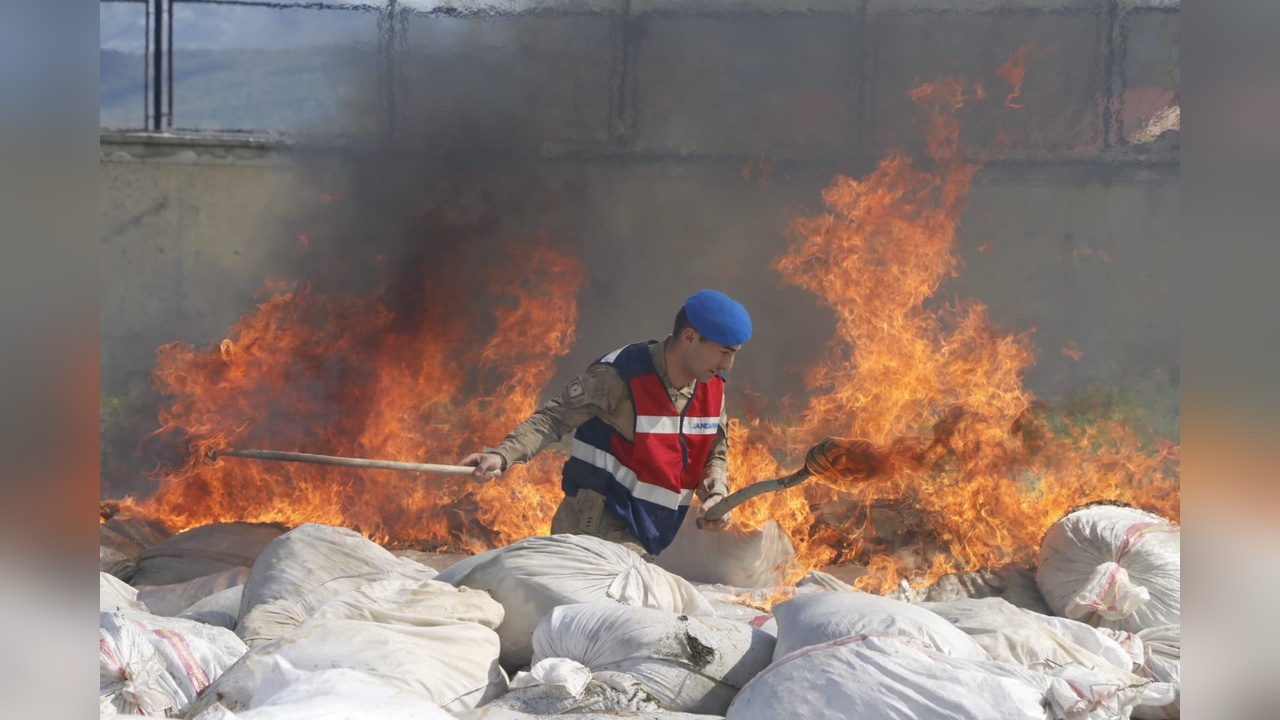 Diyarbakır'da Son İki Yılda Ele Geçirilen 20 Ton Esrar İmha Edildi