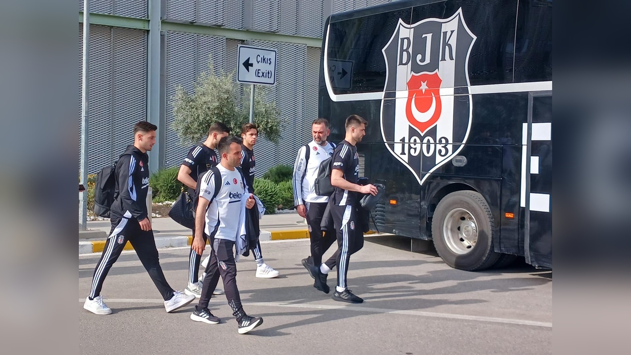 İzmir'de Beşiktaş Taraftarlarından Coşkulu Karşılama