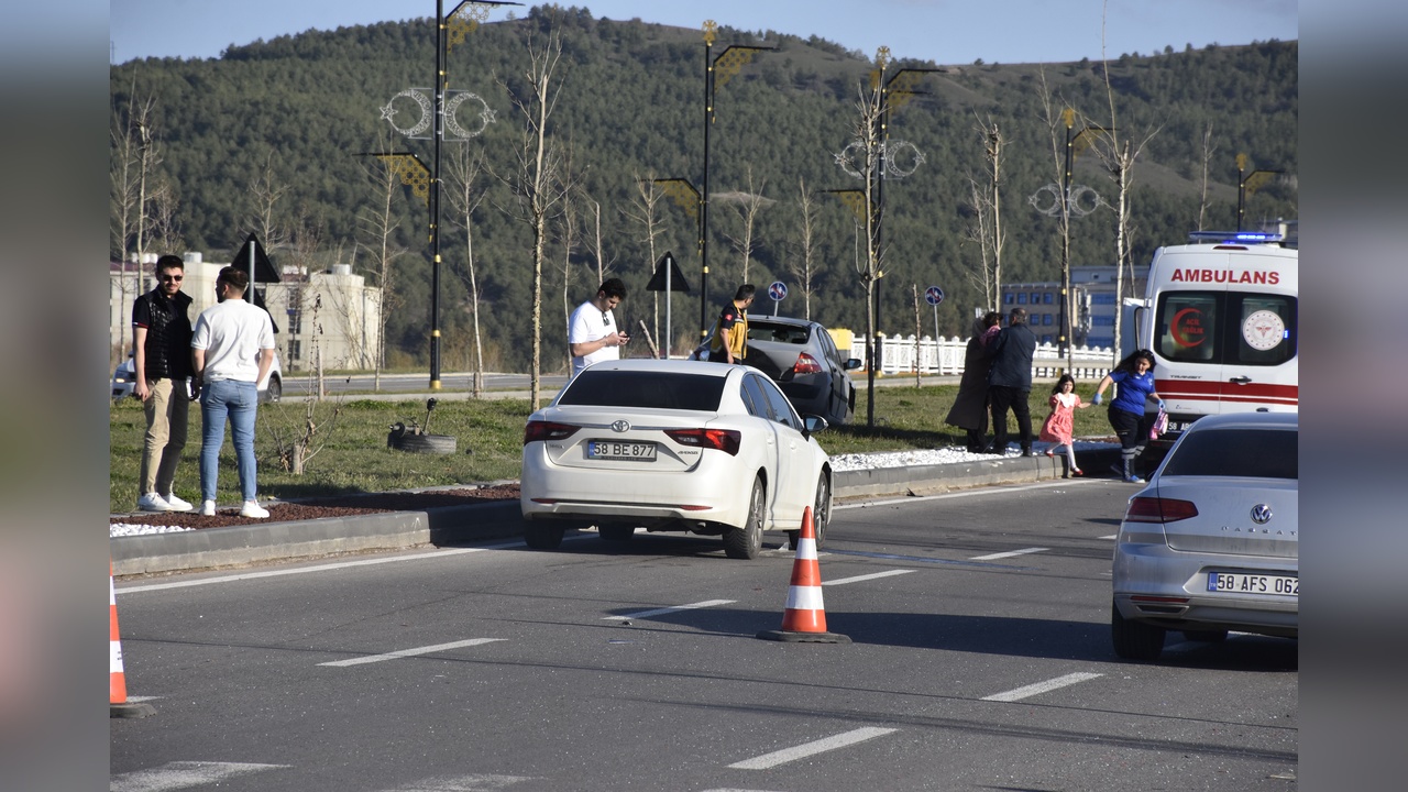 Sivas'ta İki Otomobil Çarpıştı: 4 Yaralı