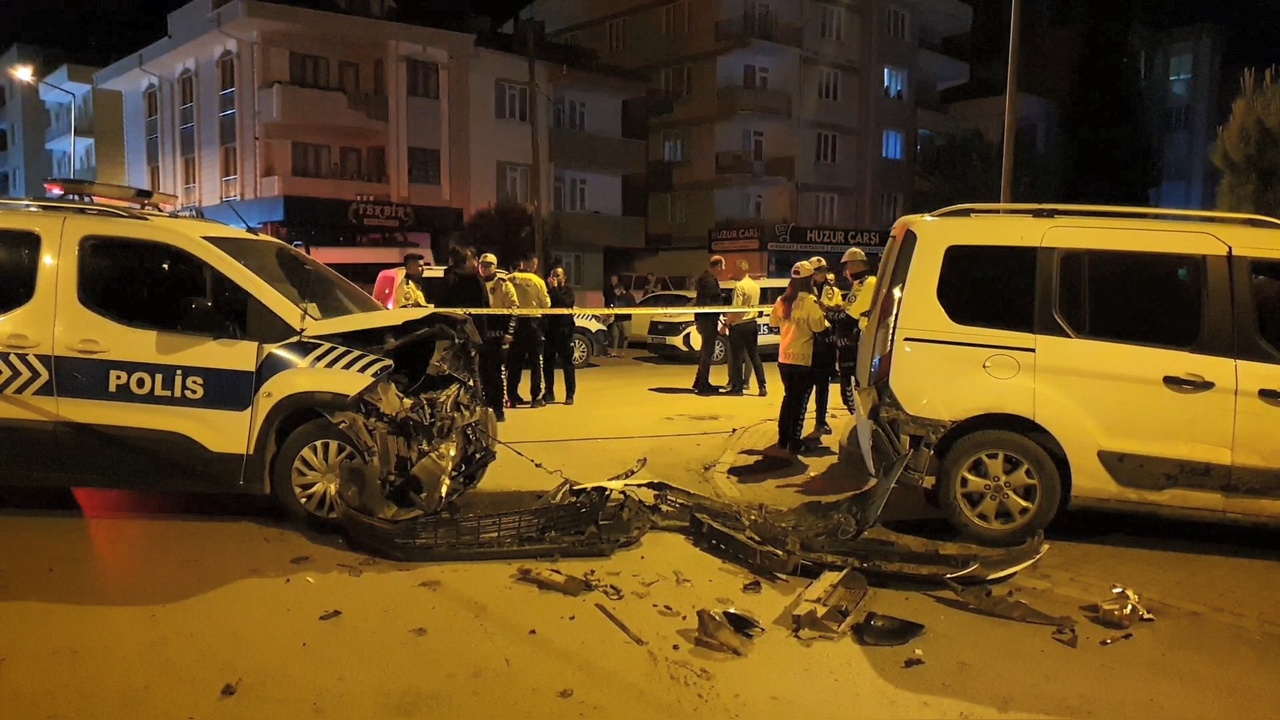 Polis Aracının Da Katıldığı Zincirleme Kazada 2 Polis Memuru Yaralandı