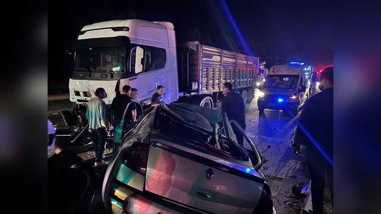 Adana'da Otomobil Refüjü Aşarak Karşı Yöne Geçti, Kamyonla Çarpıştı: Bir Ölü ve Bir Yaralı