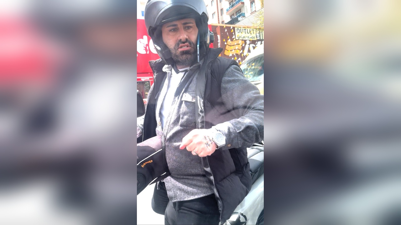Esenyurt'ta Motosikletli Şüpheli Otomobilin Aynasını Kırdı