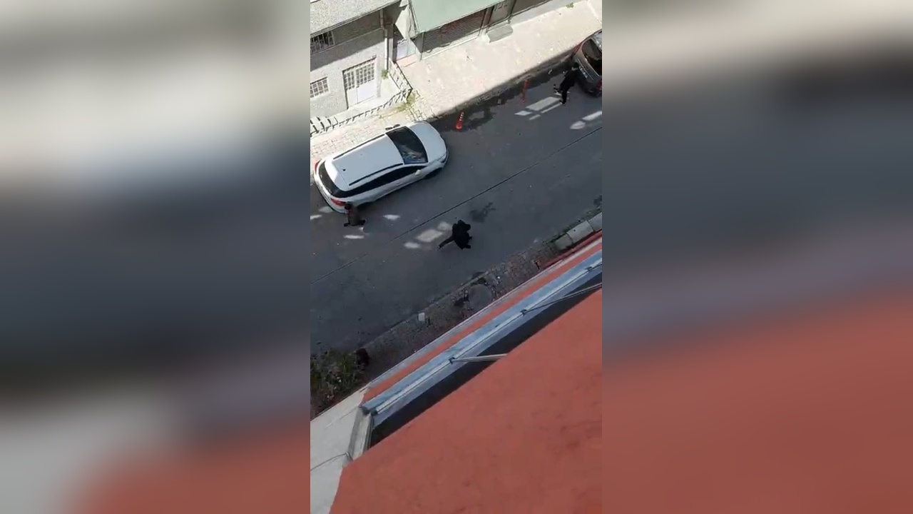 Esenler'de Otomobil Sürücüsü Motosikletliye Çarparak Kaçtı, Durdurulunca Bıçakla Tehdit Etti