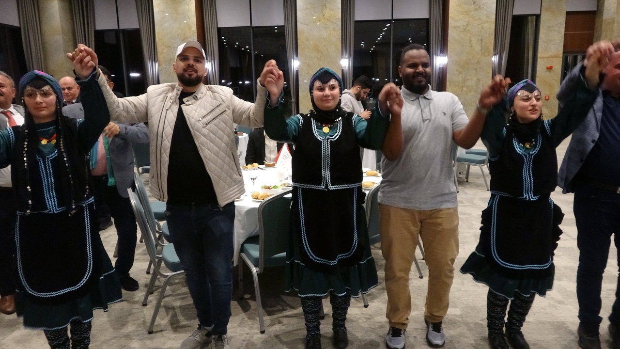 Orta Doğu Kültür ve Turizm Zirvesi'nde Geleneksel Horon Gösterisi İlgiyle İzleniyor