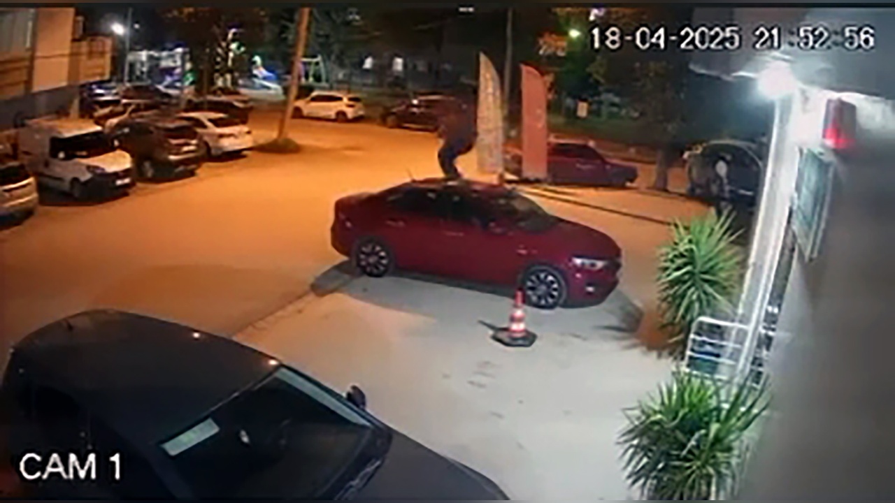 Otomobil Üzerinde Zıplayan Şüpheli Park Halindeki Araçlara Zarar Verdi