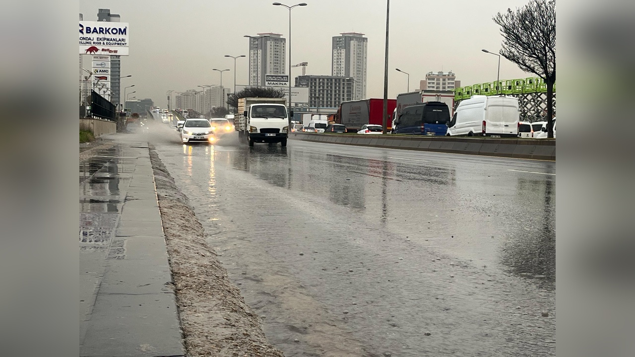 Ankara'da Sağanak Yağışlar Şehri Etkiledi
