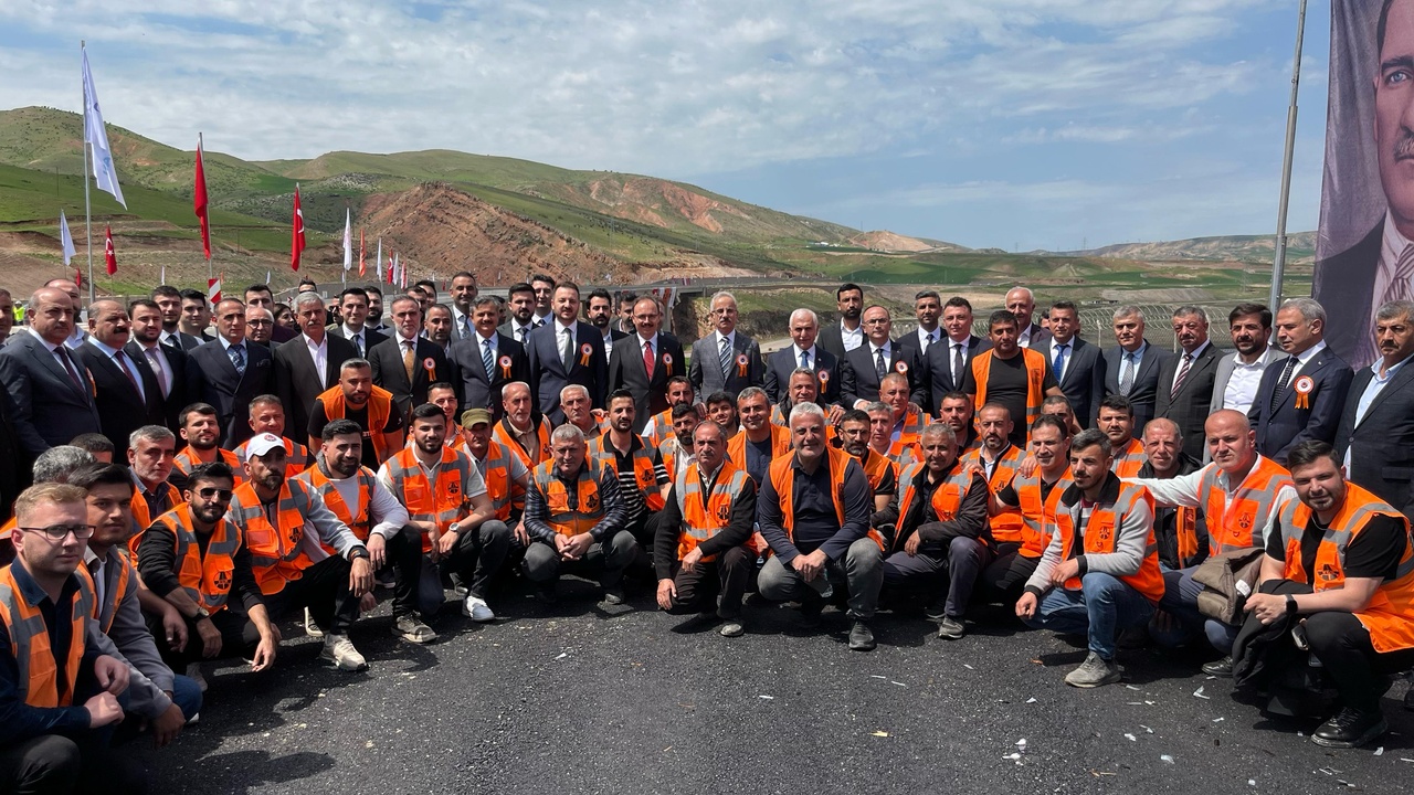 Ulaştırma Bakanı Uraloğlu, Siirt-Kurtalan Demir Yolu Projesini Yatırım Programına Ekledi