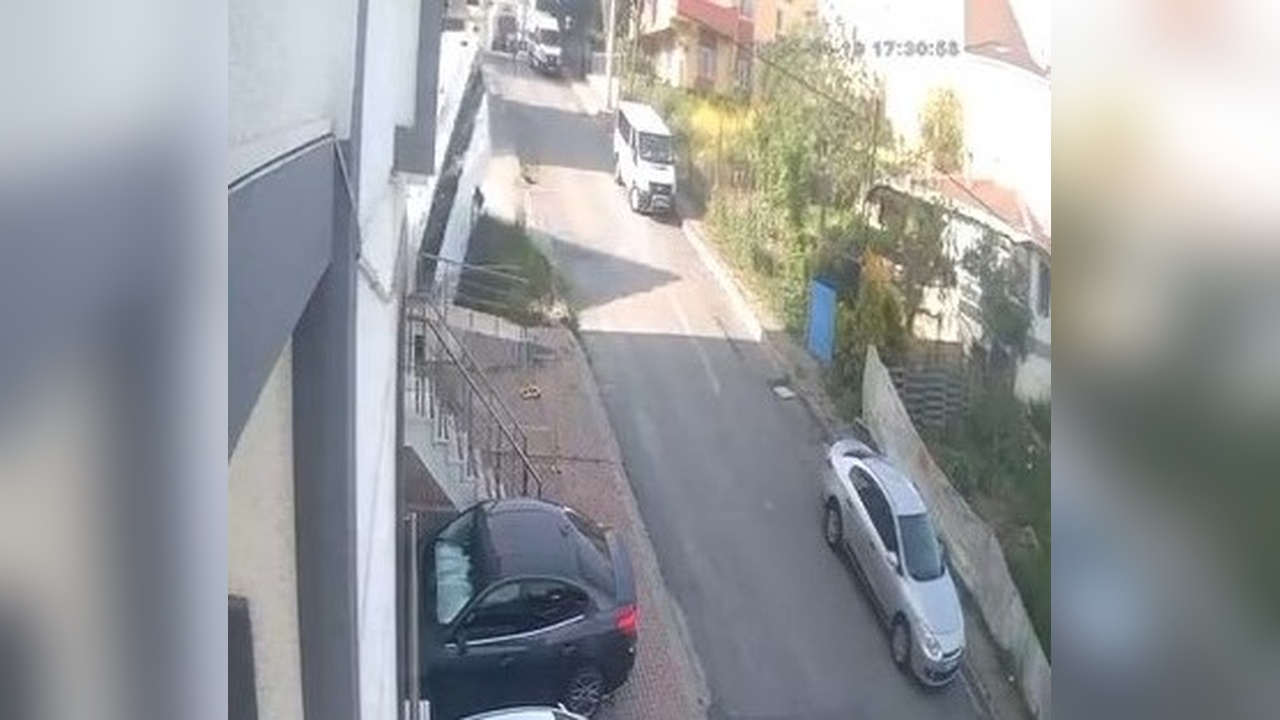 Midibüsün El Freni Boşalınca Apartmana Düştü: Güvenlik Kamerası Kaydı