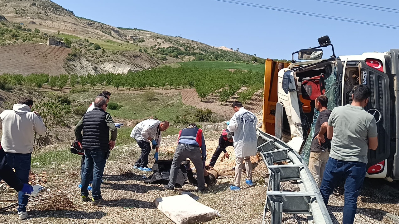 Adıyaman'da Hafriyat Kamyonu Devrildi: Sürücü Hayatını Kaybetti