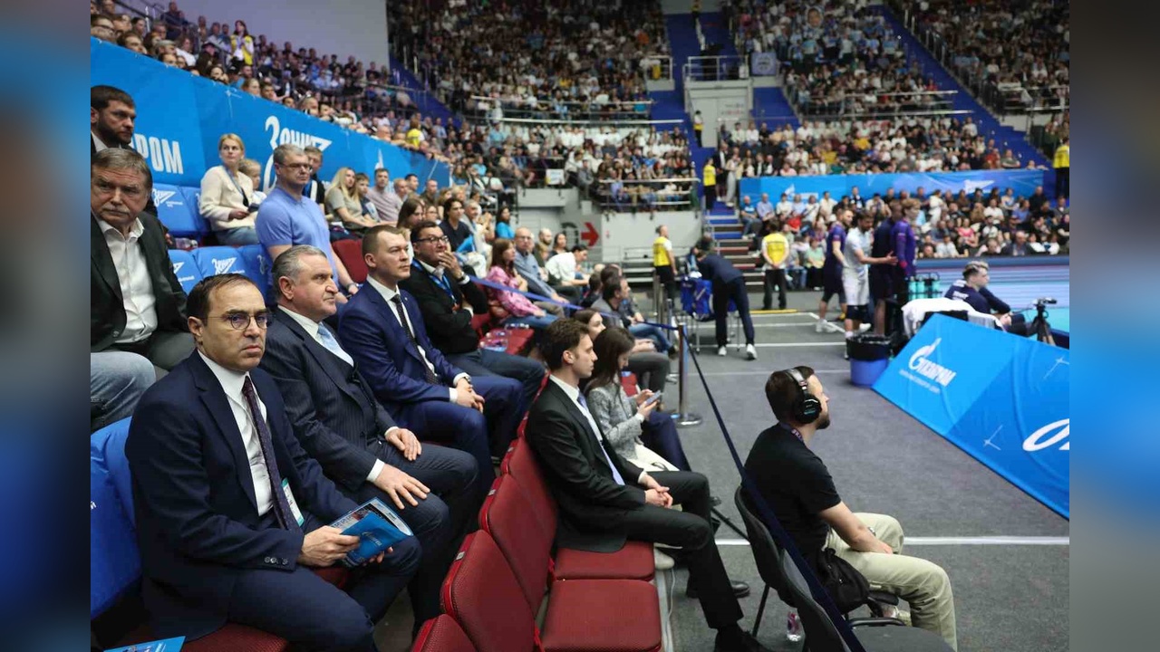 Bakan Bak, Rusya'da Voleybol Finaline Katıldı ve Şampiyon Takıma Kupasını Takdim Etti