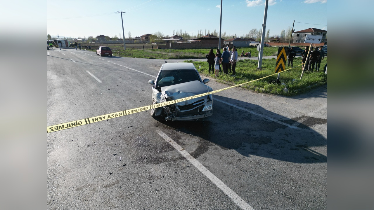 İşçi Servis Midibüsü ile Otomobil Çarpıştı: 12 Yaralı