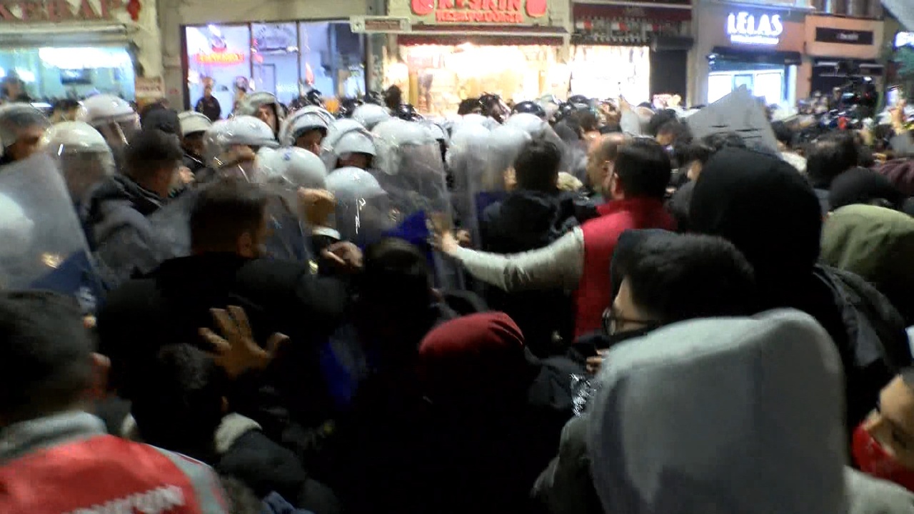Beyoğlu'nda İzinsiz Filistin Destek Gösterisi ve Arbede Olayı
