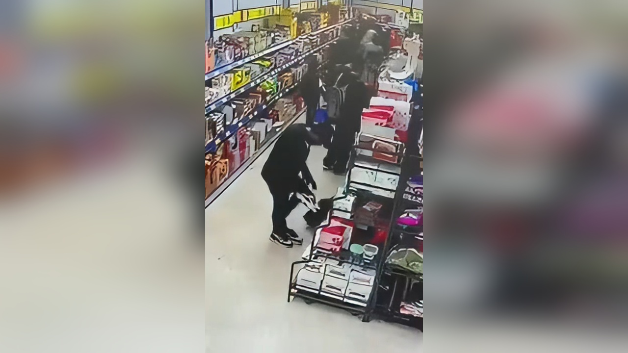 Sultangazi'de Markette Ayakkabı Hırsızlığı Kameralara Yansıdı