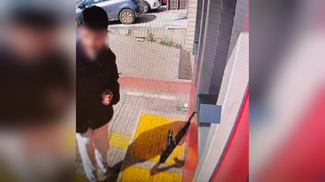 Ataşehir'de Uzun Namlulu Silahla ATM'den Para Çekmeye Çalışan Şüpheli Gözaltında