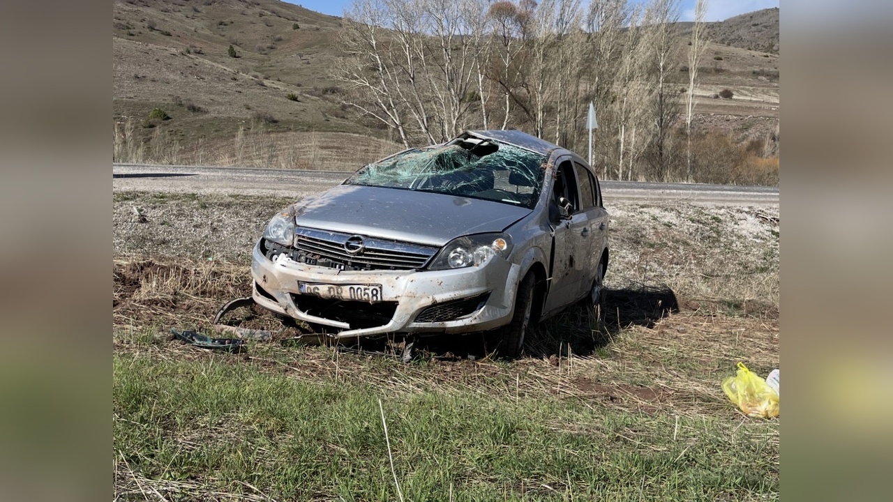 Sivas'ta Otomobil Şarampole Devrildi: 5 Yaralı, 3'ü Çocuk