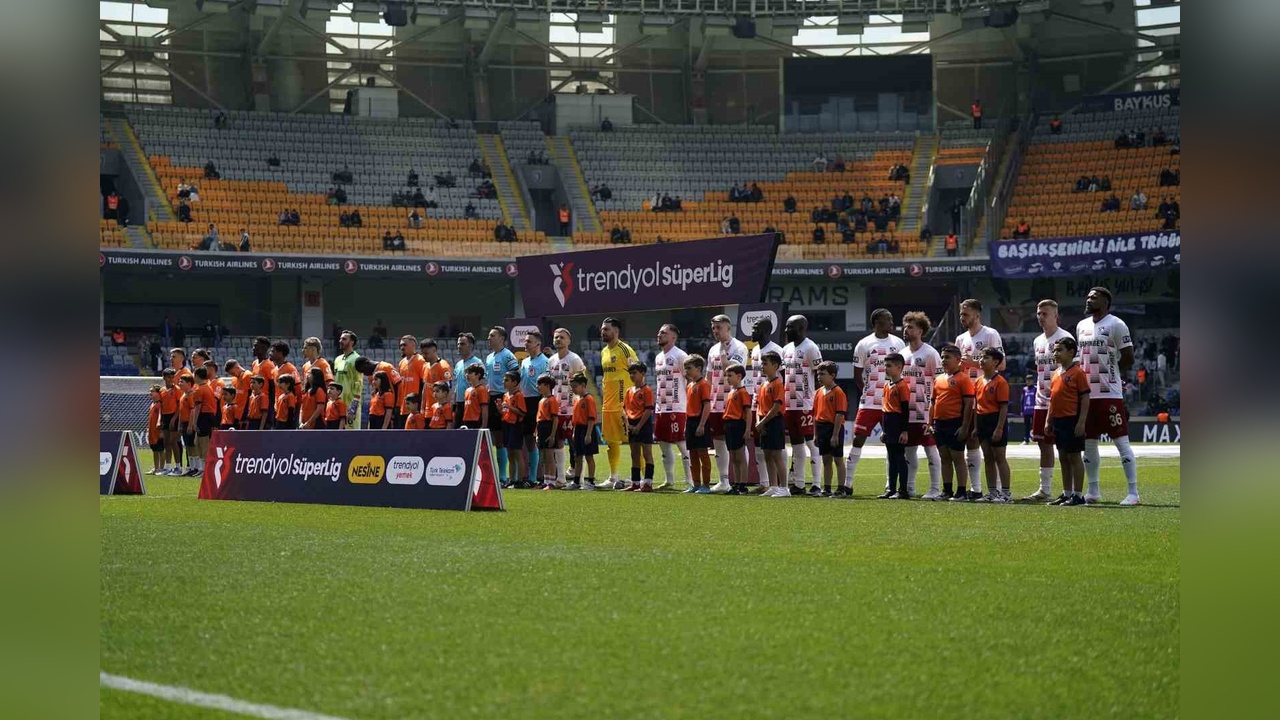Başakşehir, Gaziantep FK'yi İlk Yarıda 2-1 Yeniyor