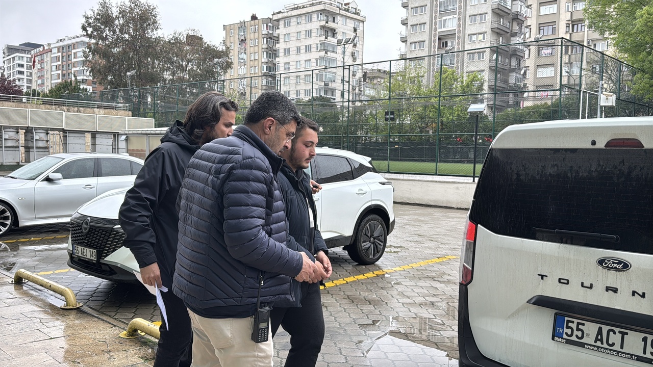 Kadın, Kız Arkadaşına Baktığını İddia Ettiği Kişiyi Bıçaklayarak Yaraladı
