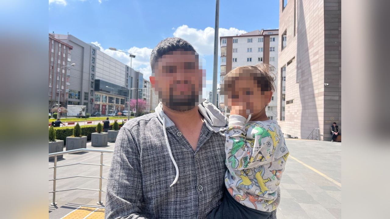 3 Yaşındaki Çocuk Sigara İçerken Yakalandı, Annesi Gözaltında