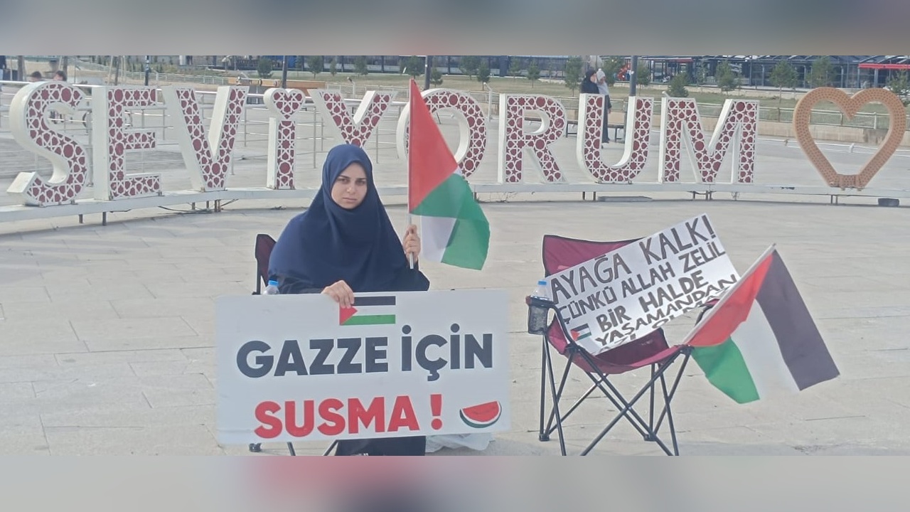 Üniversiteli Havva'dan Tek Kişilik Gazze Protestosu