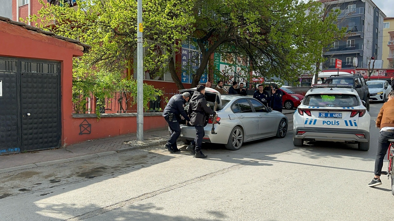 Otomobil Sürücüsü 'Dur' İhtarına Uymadı, 24 Bin Lira Ceza ve Silah Ele Geçirildi