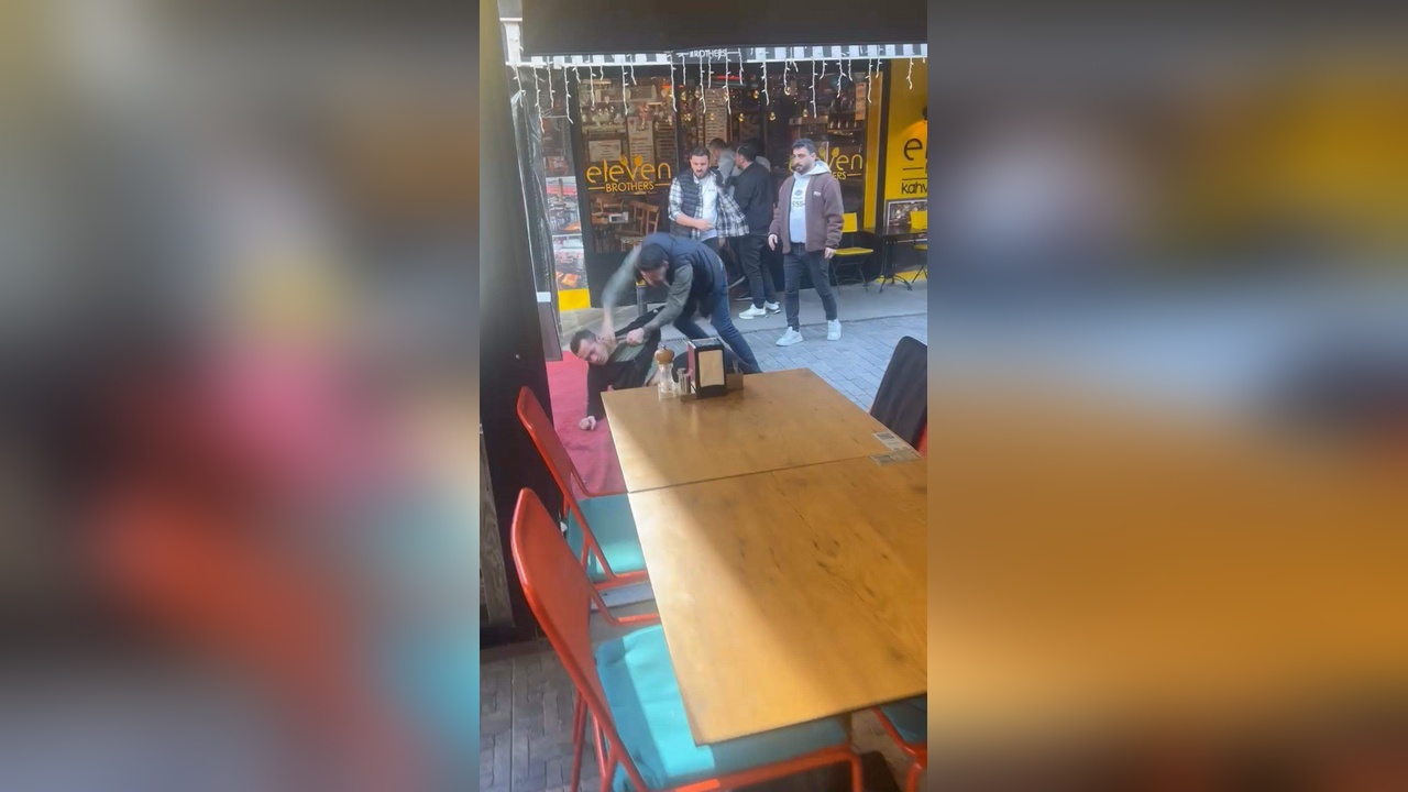 Beşiktaş'ta Komşu Esnaf Çatışması Güvenlik Kameralarına Yansıdı