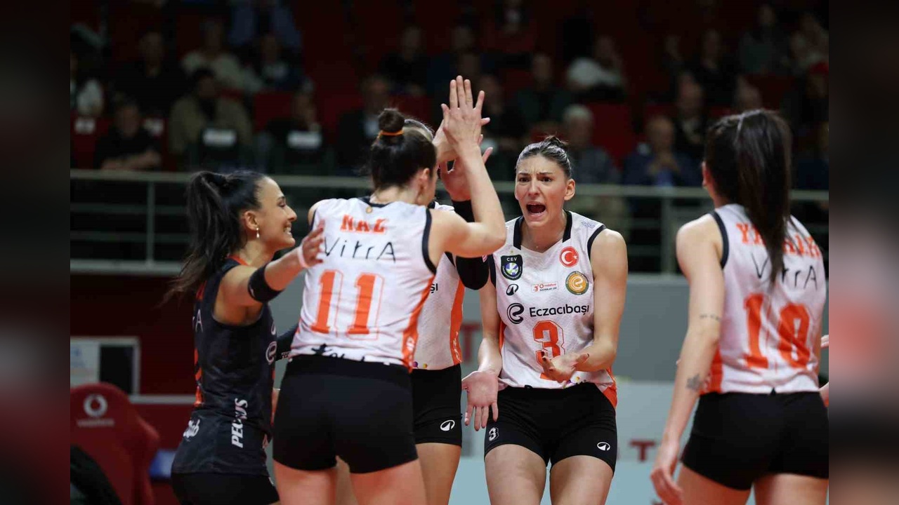 Eczacıbaşı Dynavit, Voleybol Ligi'ni Üçüncü Sırada Tamamladı