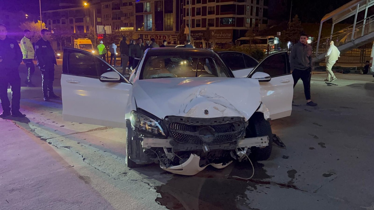 Polis Ekipleri, Dur İhtarına Uymayan Otomobili Kapatırken Sürücüye 37 Bin Lira Ceza Kesti