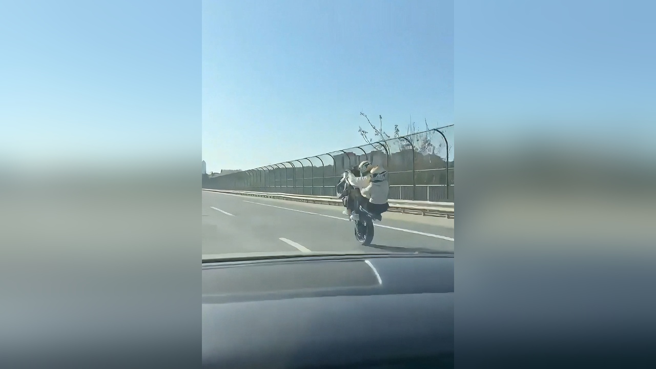 İstanbul Sarıyer TEM Otoyolu'nda Motosikletli Sürücünün Tek Tekerlekte Tehlikeli Anları Kamerada