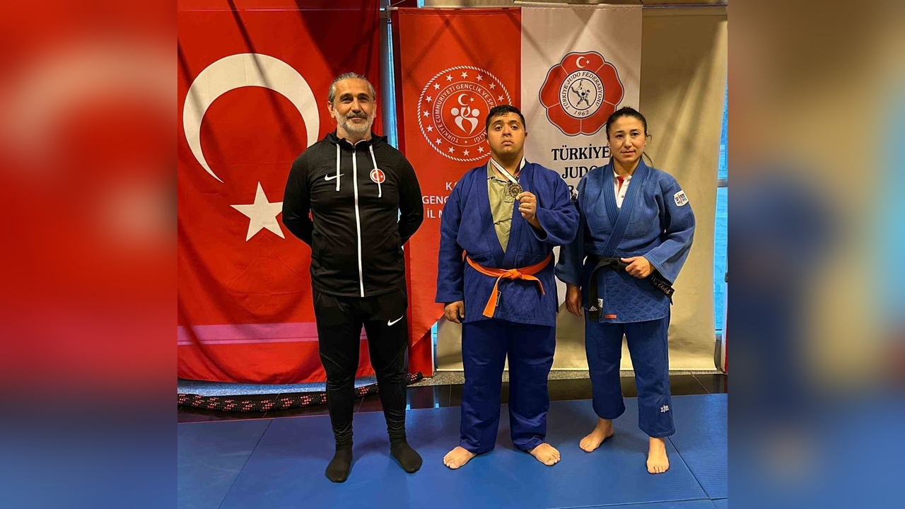 Down Sendromlu Samet, Atletizmde Şampiyonluk Kazandı
