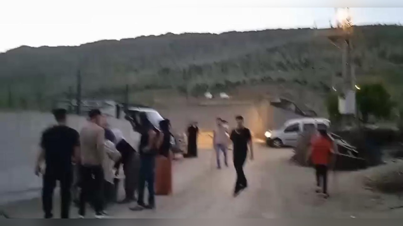 Diyarbakır'da Aileler Arasındaki Taşlı Sopalı Kavga Kameralara Yansıdı: 5 Yaralı