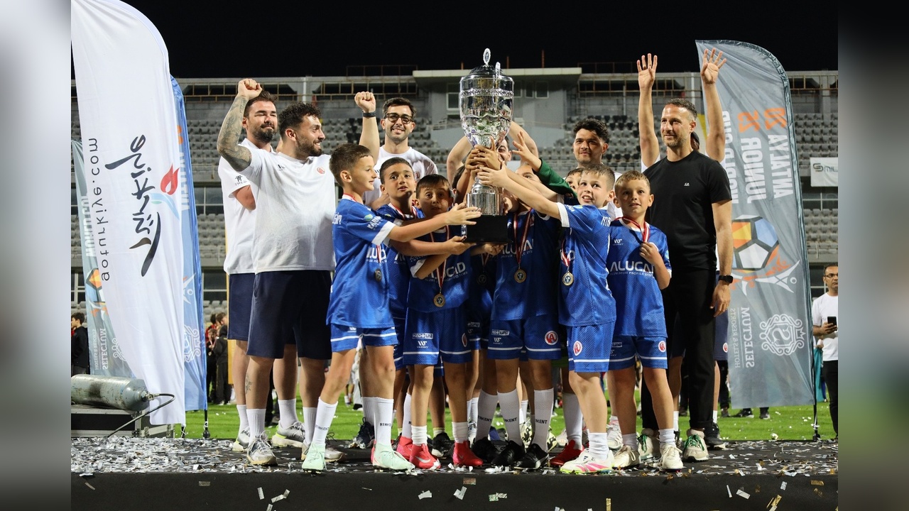 Antalya'da Dünyanın Yıldız Adayları Futbol Zirvesinde Buluştu