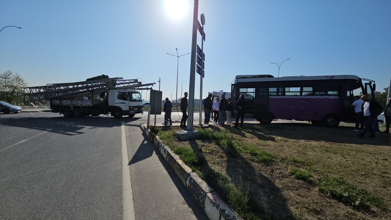 Kamyon Şoförü Ehliyetsiz Çıktı, Halk Otobüsüyle Çarpıştı