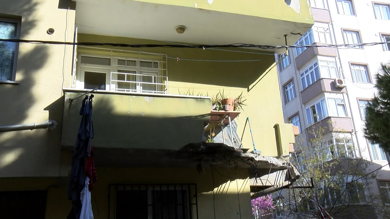 Pendik'te 5 Katlı Binada Balkon Çöktü: Bir Yaralanma Bildirildi