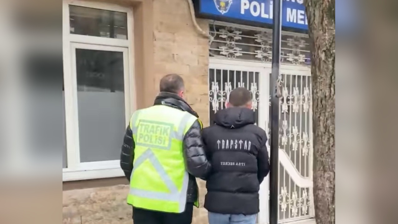 Motosiklet Sürücüsüne Tek Tekerle Gidiş ve Ehliyet El Koyma Cezası