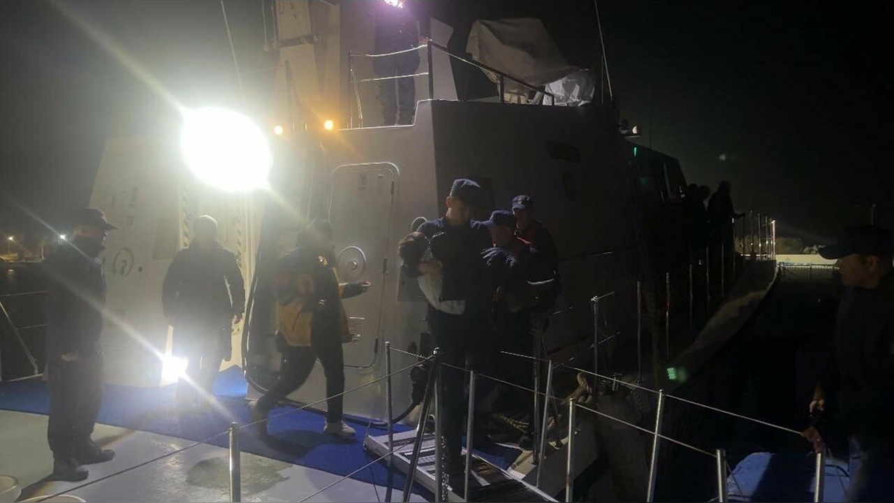 İzmir'de Göçmen Kaçakçılığı Operasyonu: 18 Şüpheli Yakalandı