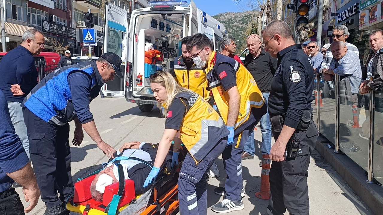 Otomobilin Yaya Geçidine Yakın Mesafeden Çarpması Güvenlik Kamerasına Yansıdı