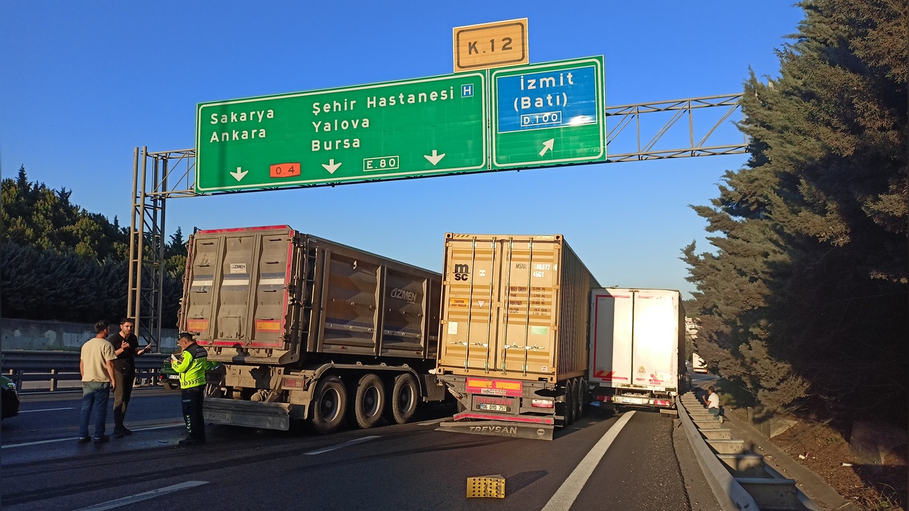 TEM Otoyolu İzmit Geçişinde Zincirleme Kaza: İki Şerit Ulaşıma Kapandı