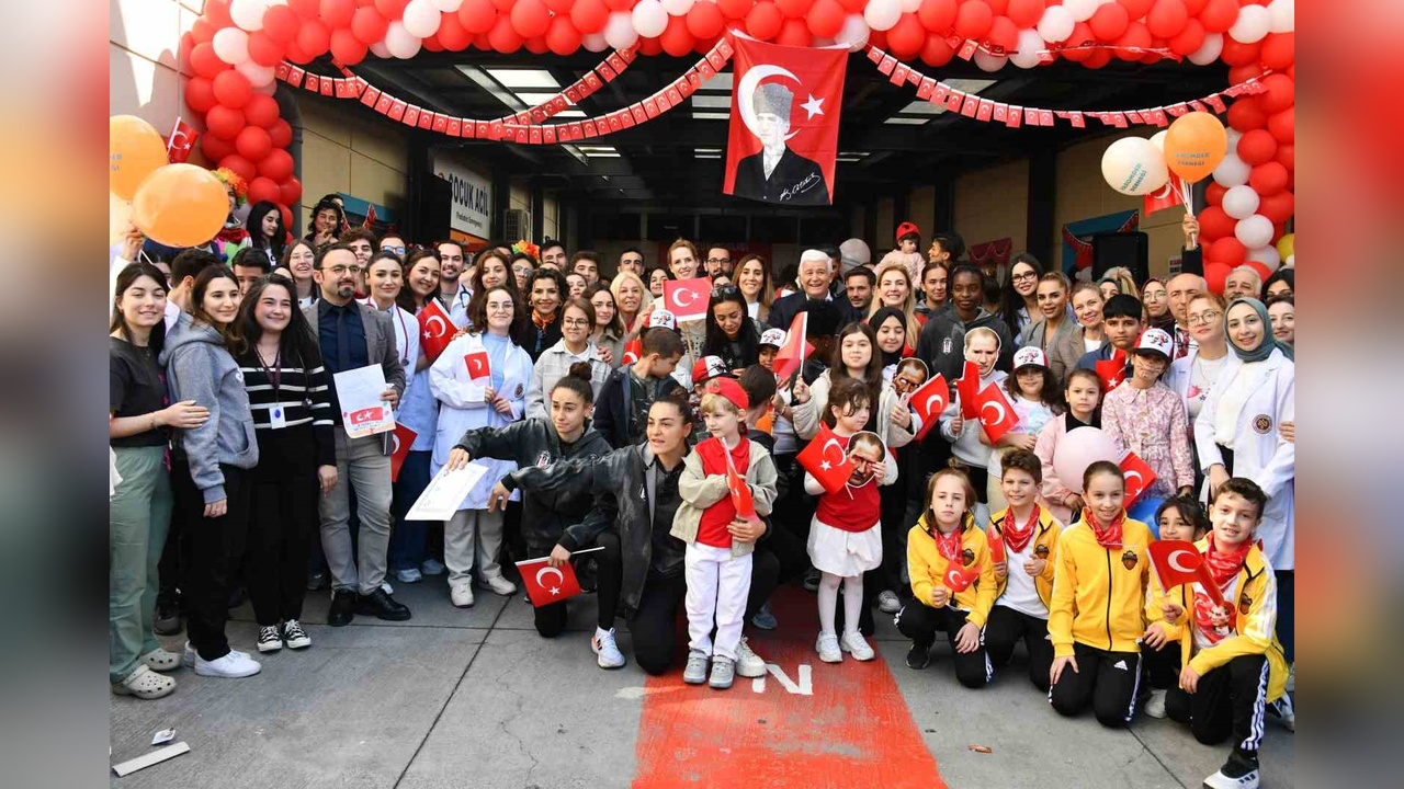 Beşiktaş JK Kadın Futbol Takımı'ndan Hastanedeki Çocuklara Sürpriz Ziyaret