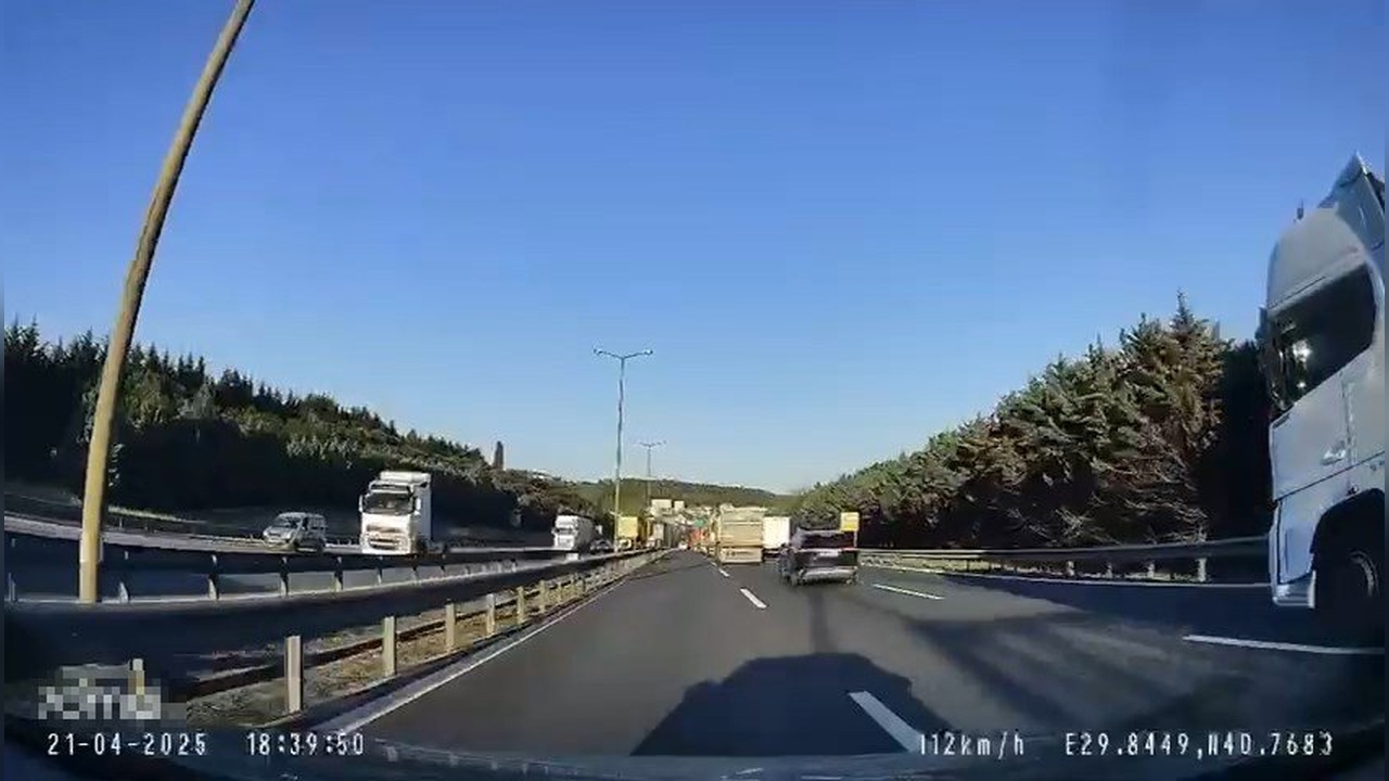 İzmit TEM Otoyolu'nda Zincirleme Kaza Kameralara Yansıdı, 2 Şerit Ulaşıma Kapandı