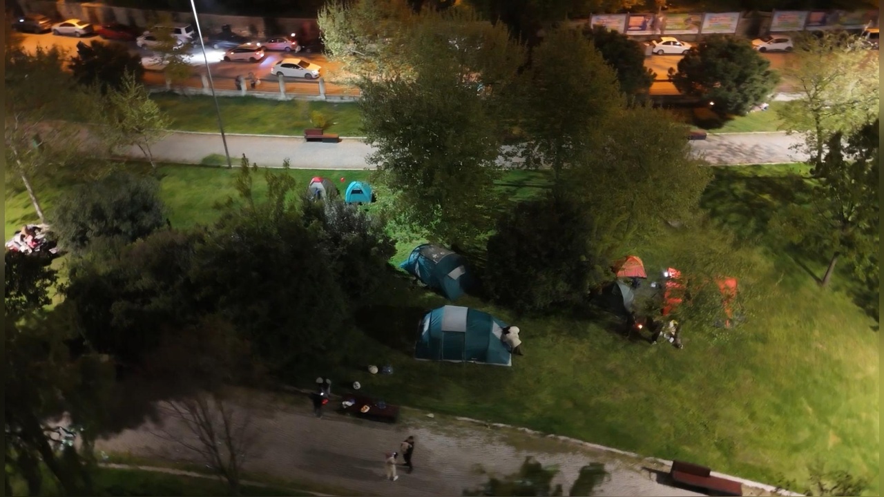 İstanbul'da Deprem Sonrası Güvenlik Endişesiyle Çadırlara Sığınanlar