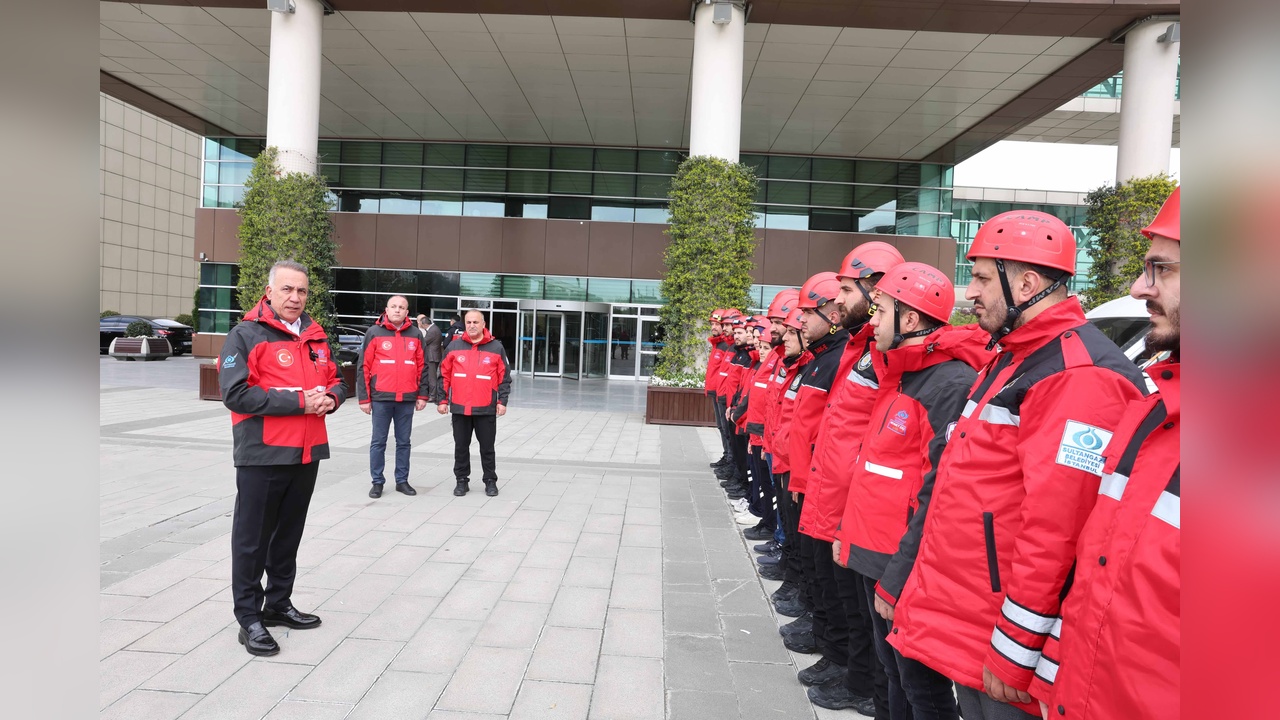 Sultangazi'de Toplanma Alanlarındaki Vatandaşlara Gıda Yardımı Yapıldı