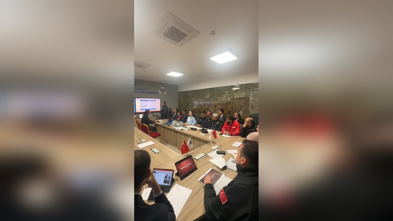 İstanbul Valisi Gül, Depremin Ardından 5 İlçede İncelemelerde Bulundu