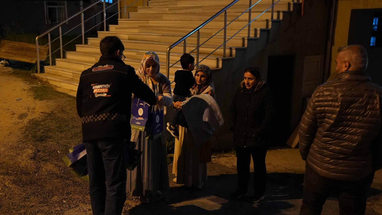 Arnavutköy Belediyesi Deprem Sonrası Vatandaşlara Destek Sağladı