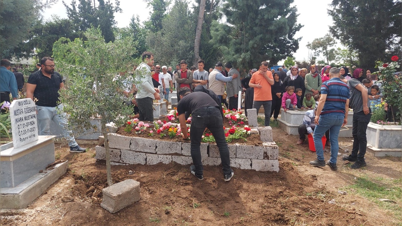 Manisa'da Sulama Kanalında Akıma Kapılan Anne ve Kızının Cenazeleri Toprağa Verildi