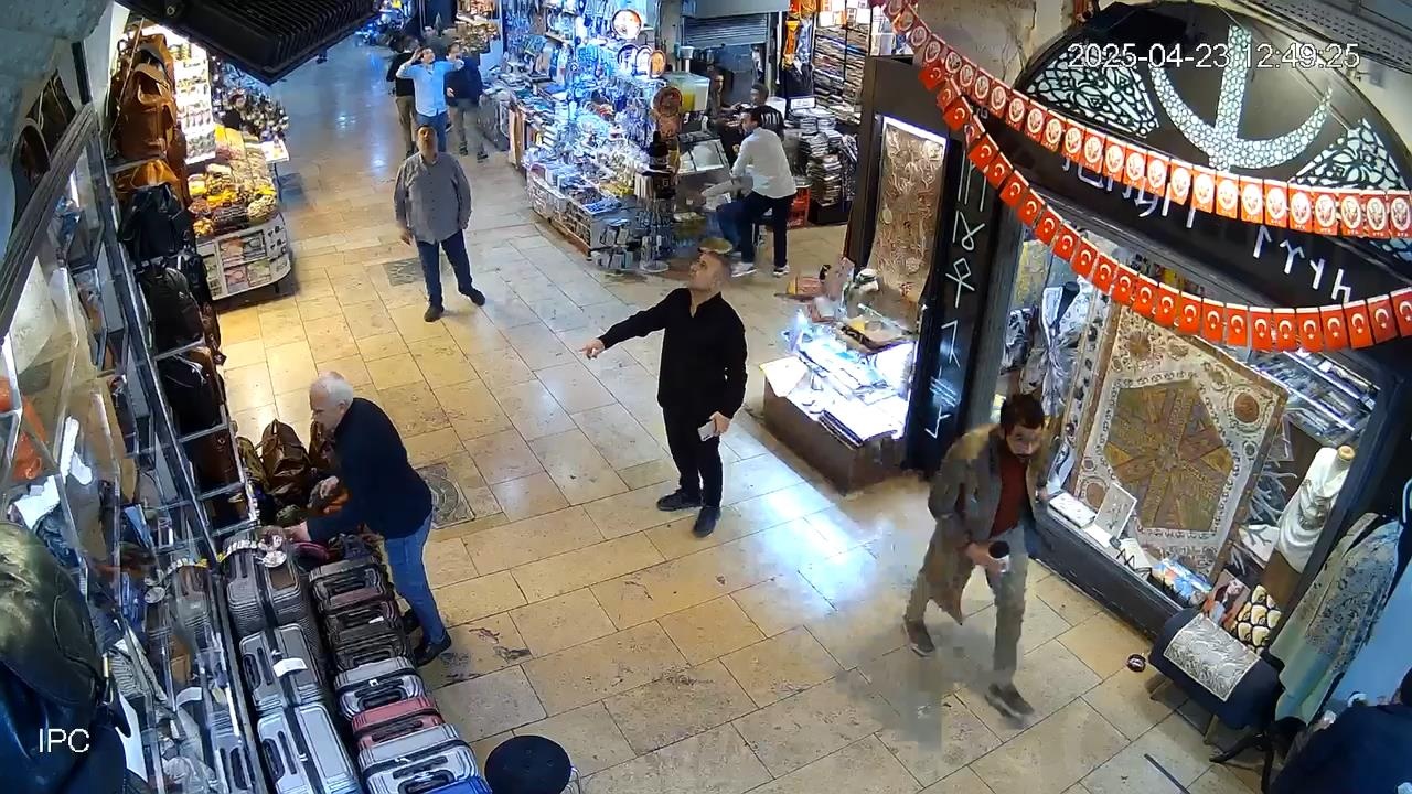 İstanbul Kapalıçarşı'da Deprem Anında Esnaf ve Müşterilerin Panik Anları Kameralara Yansıdı