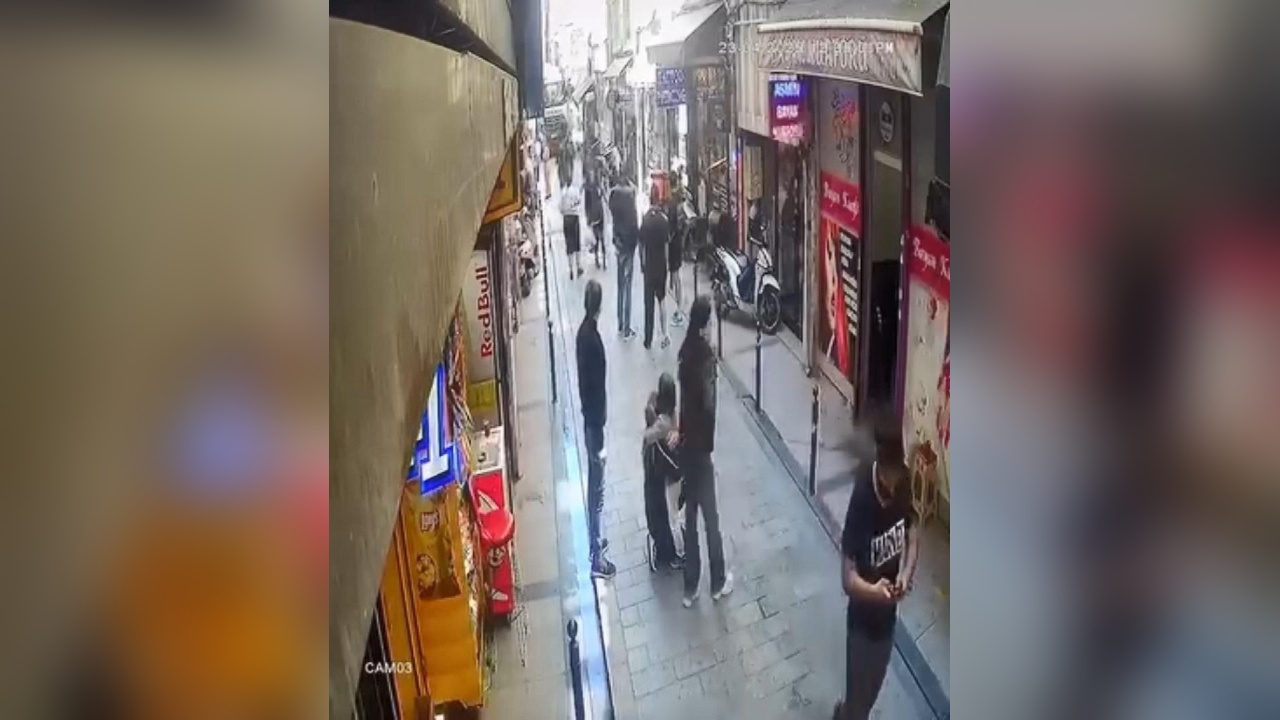 İstanbul'da Deprem Anında Çocuklarına Sarılan Vatandaşlar Panik Yaşamadı