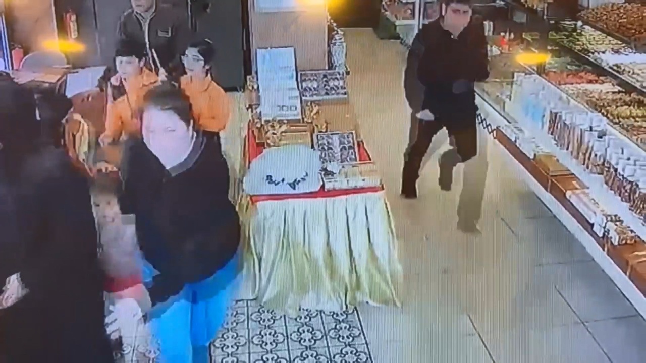İstanbul'da Deprem Anında Müşteriyi Kurtaran Güvenlik Görevlisi Takdir Topladı
