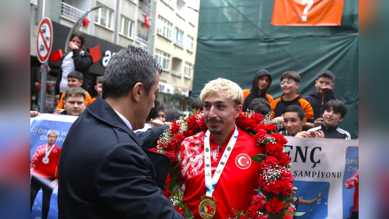 Yusuf Fehmi Genç, Avrupa Halter Şampiyonası'nda Birincilikle Döndü