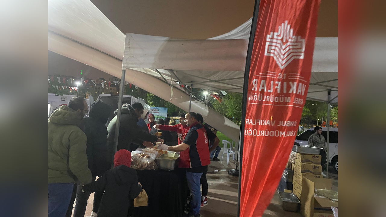 İstanbul'da Vakıflar Genel Müdürlüğü Gece Boyunca Parklarda Çorba Dağıttı
